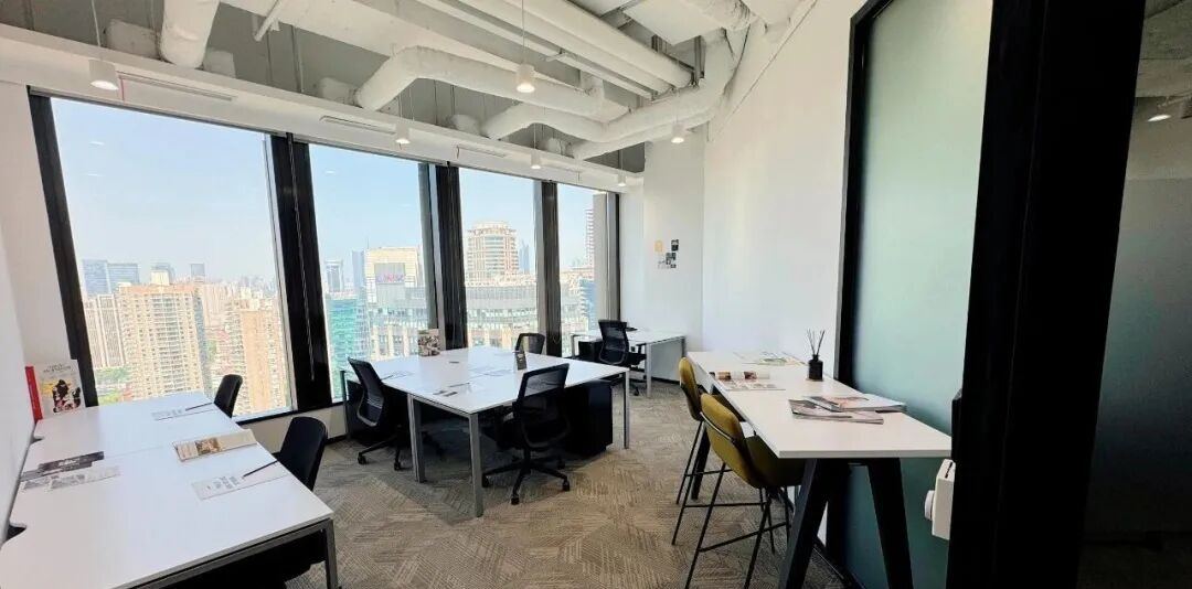 共享办公空间实景，白色工位与高脚椅