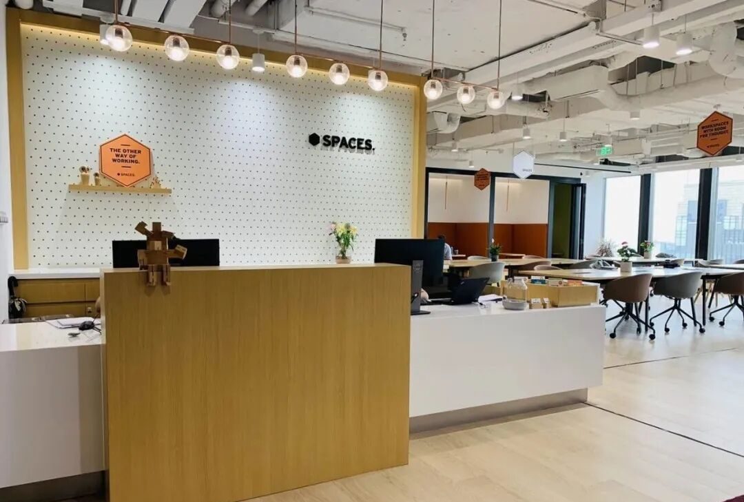 Spaces联合办公前台，SPACES标识与木质前台