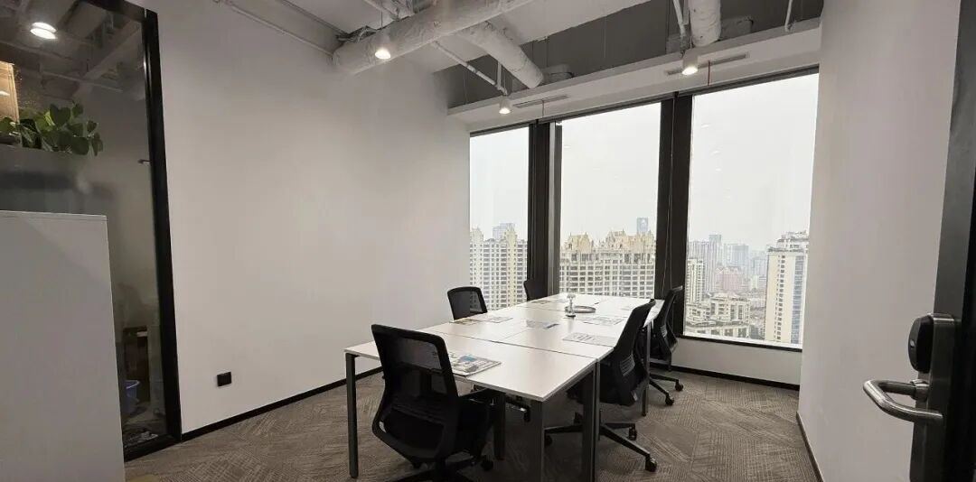 独立办公室实景，拼接式会议桌